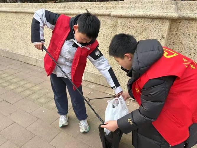 站过寒假】太湖路街雀榕园社区开展"津彩寒假"环境清整志愿服务活动