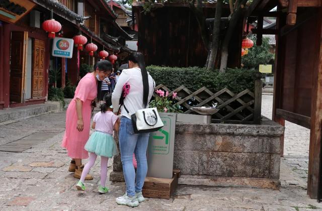 丽江古城旅游服务队伍又添"新军",公共直饮水机上岗!